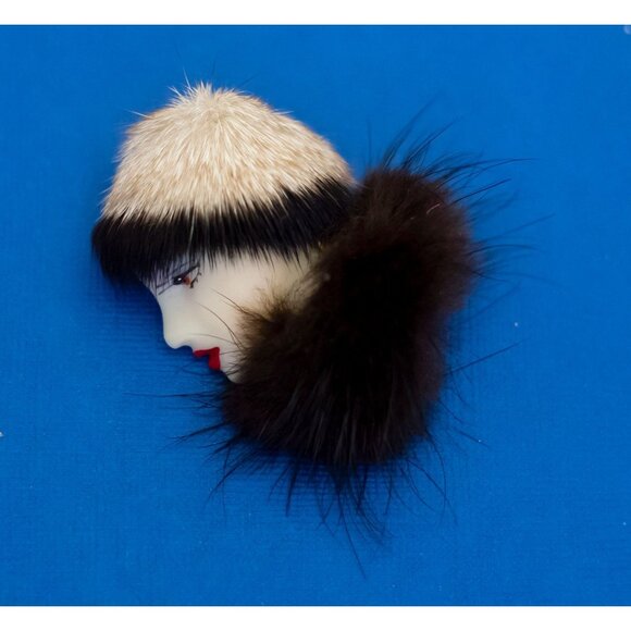 Vintage Fashion Avant Garde Ladies Black White Brooch D10 - Picture 1 of 2